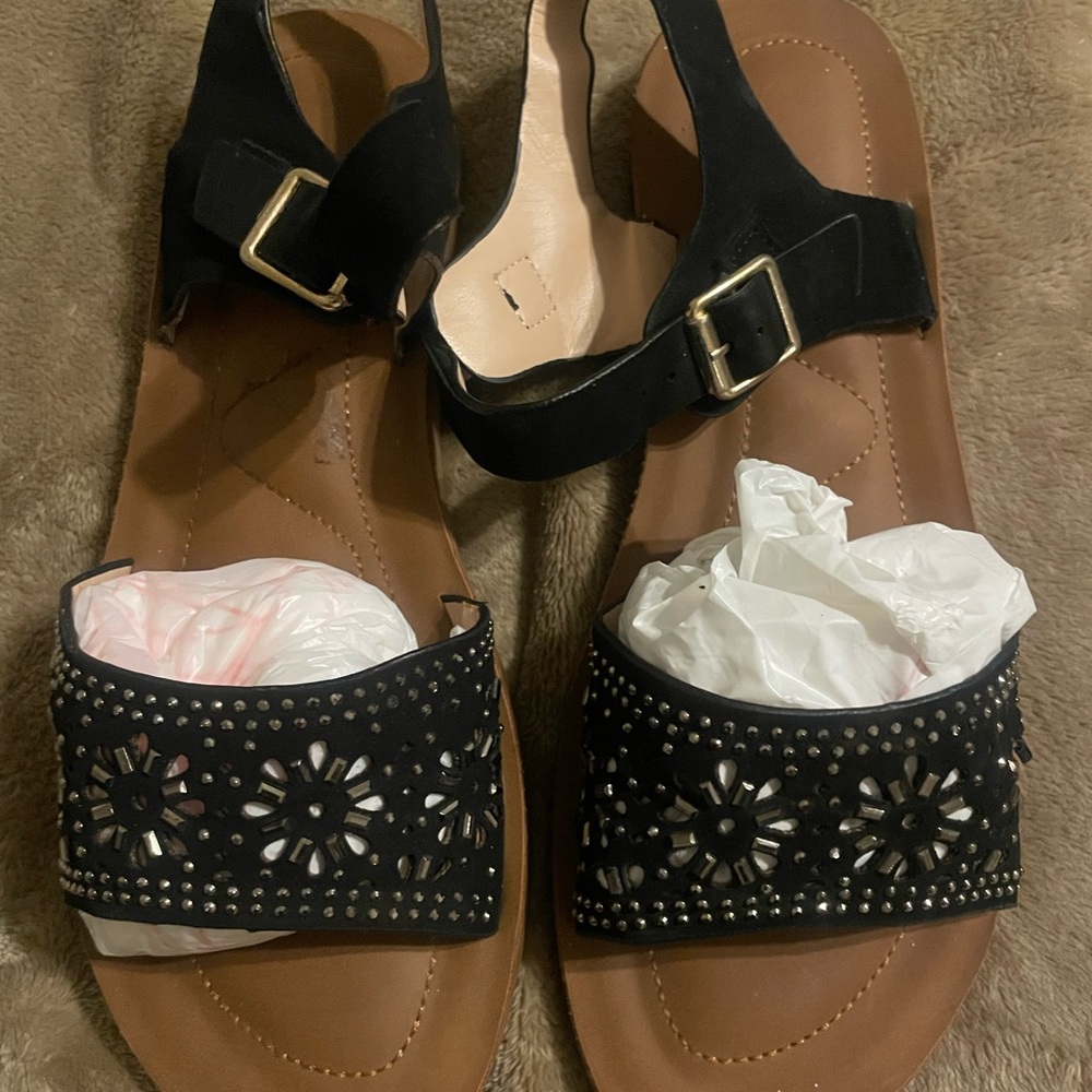 Elegant Black Sandals with Floral Accents